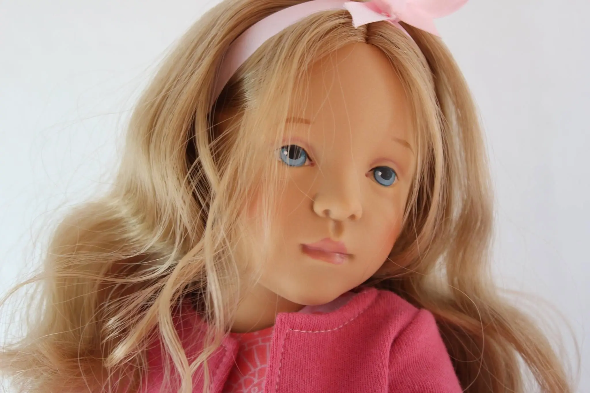 Hund legt Spielzeug ab