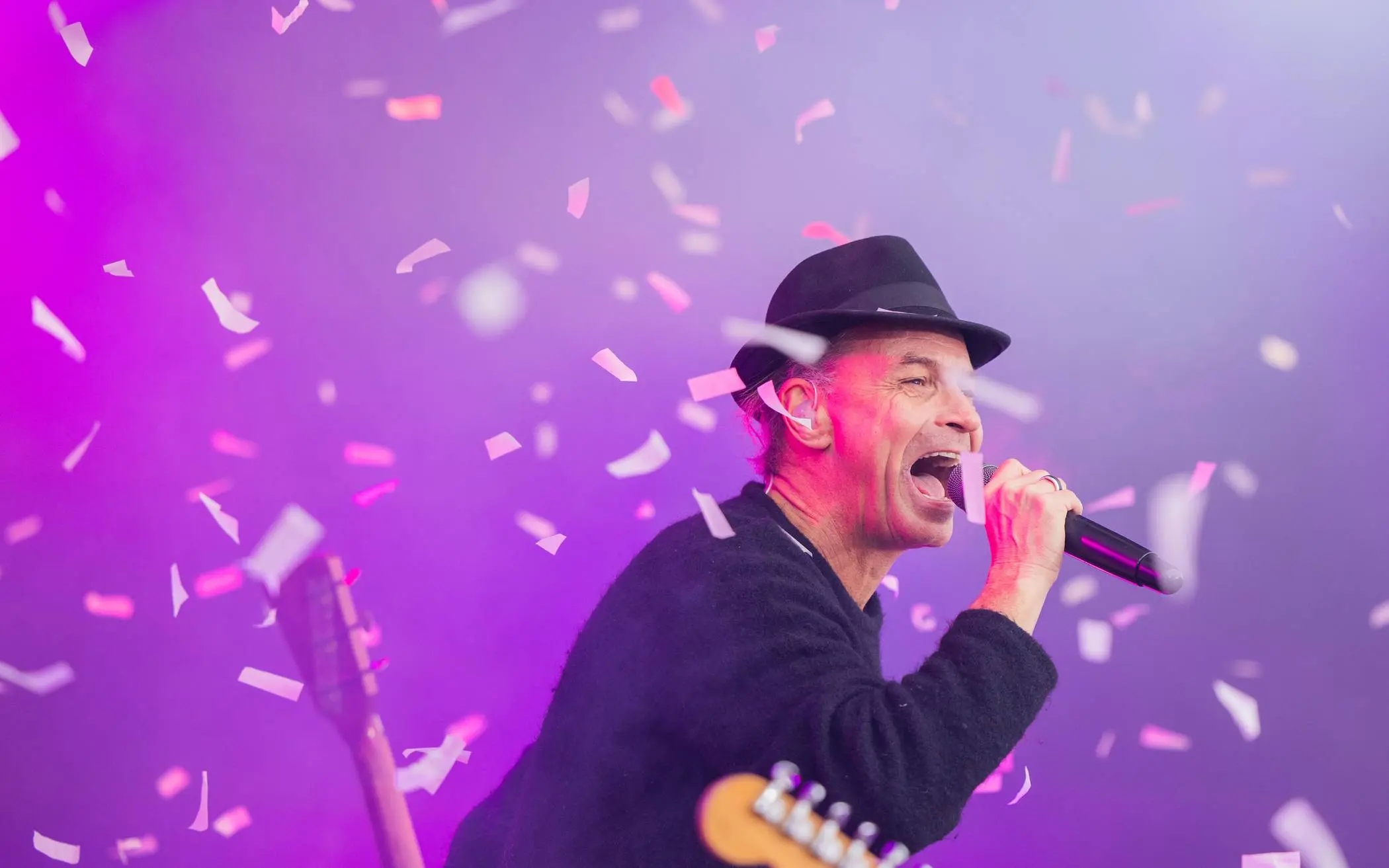 Hundewelpe spielt mit Spielzeug