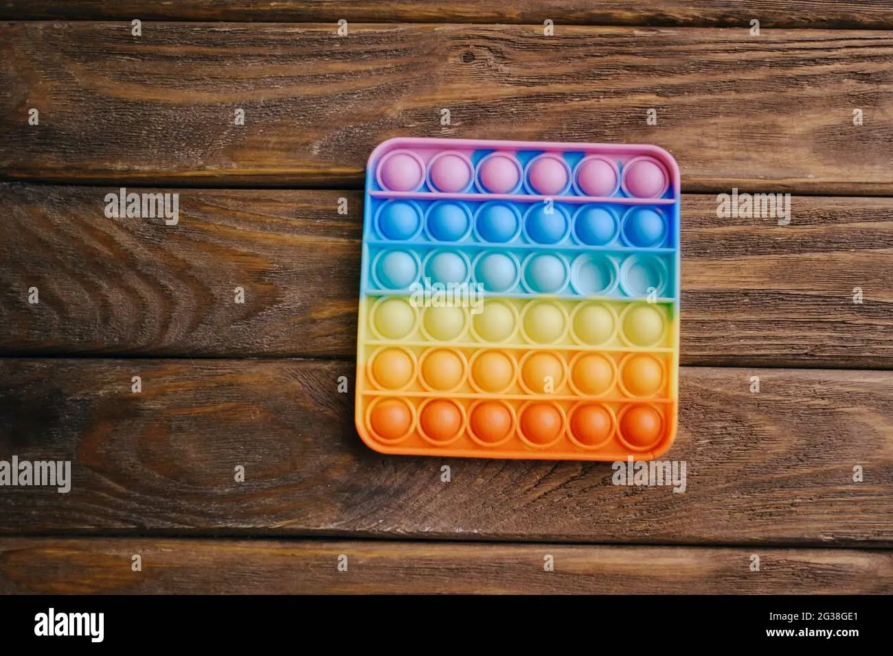 Katzenwelpe spielt mit Spielzeug