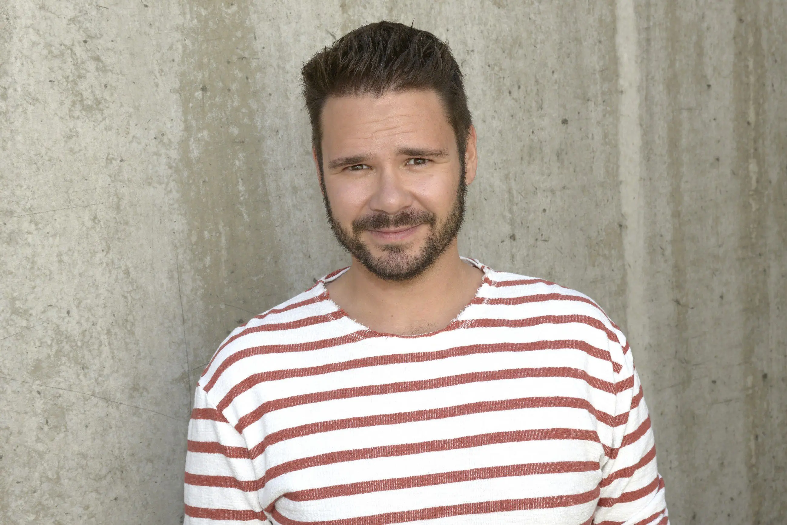 Welpe lernt Kommandos